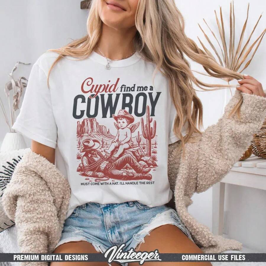 Diseño digital retro occidental para el Día de San Valentín - Cupido, búscame un vaquero - Gráfico de camiseta de Cupido occidental - Diseño de sublimación de vaquera - Blanco - Ver 1