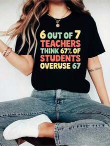 Camiseta gráfica humorística para mujer con cuello redondo, "6 de cada 7 maestros por THINK 67% de sobrecarga de trabajo 67", con texto colorido y una declaración audaz, perfecta para maestros y entusiastas de la educación, ideal para uso casual y para añadir un toque divertido. - Negro - Ver 6
