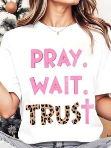 Soft, Breathable, And Lightweight For All-Day Comfort. Women's Crew Neck T-Shirt With A Leopard Print And Pink "Pray Wait Trust" Text, Ideal For Casual Summer Wear And Everyday Outfits, 220g. Classic Crew Neck With A Relaxed Fit That Flatters All Body Shapes And Is Easy To Pair With Jeans, Shorts, And Leggings. - 白色 - 查看 1