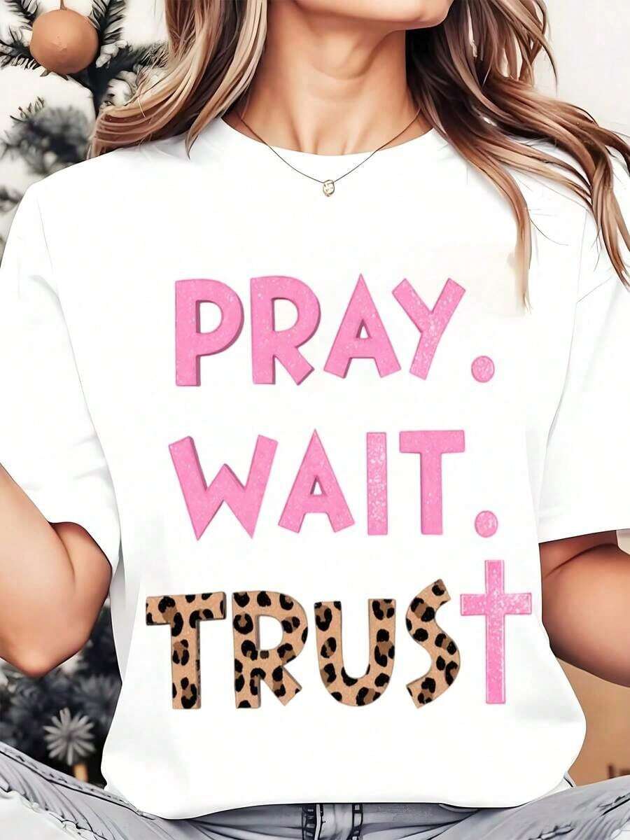 Soft, Breathable, And Lightweight For All-Day Comfort. Women's Crew Neck T-Shirt With A Leopard Print And Pink "Pray Wait Trust" Text, Ideal For Casual Summer Wear And Everyday Outfits, 220g. Classic Crew Neck With A Relaxed Fit That Flatters All Body Shapes And Is Easy To Pair With Jeans, Shorts, And Leggings. - 白色 - 查看 1