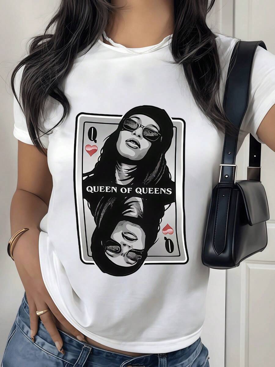 A Card With The Queen Of Hearts Symbolizing Power, Confidence, And Feminine Elegance, Reflected In Intense Tones That Evoke Independence And A Strong Presence. A Modern, Casual, Attractive Women's T-Shirt For Everyday Wear. - 白色 - 查看 1