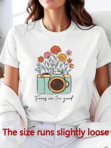 Camiseta Vintage para Mujer con Diseño de Cámara y Fotografía - Lema "Enfócate en lo Bueno", Camiseta Ligera de Poliéster con Cuello Redondo y Manga Corta, Diseño de Cámara Retro, Estilo Blusa para Primavera/Verano, Ideal para Sesiones de Fotos y Atuendos Casuales (Lavable a Máquina) - Blanco - Ver 1