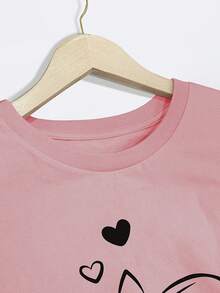 100% Knit Garment, Soft And Gentle On The Skin, Breathable And Moisture-Wicking, Comfortable And Sweat-Resistant. Printed With A Sleeping Sloth Cat And A Heart Pattern, Creating A Gentle Atmosphere. Short-Sleeved Design With A Round Neck, Modern And Versatile -8656 - 粉色 - 查看 4