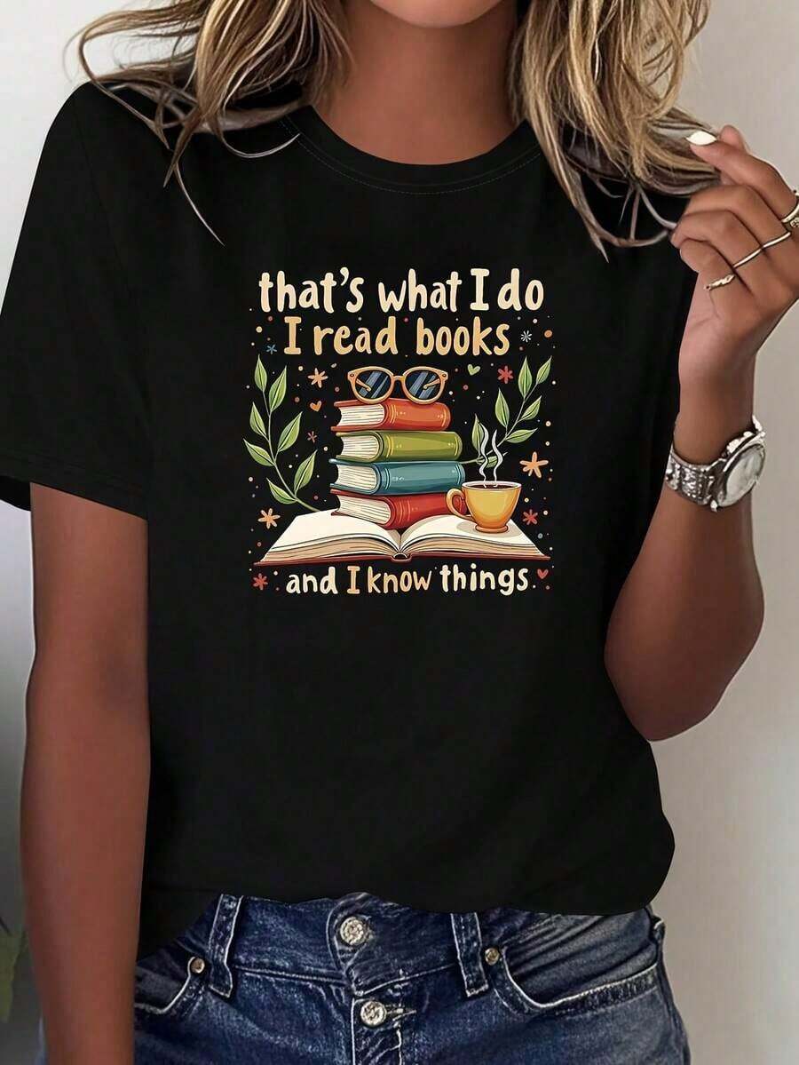 Casual, exclusivo para amantes de los libros, estilo intelectual: eso es lo que hago, leo libros y sé cosas, combinado con libros apilados, gafas y una taza de café, estampado con diseño, camiseta casual de cuello redondo para mujer de talla grande, primavera-verano. Tops de Verano para Mujer, Cuello Redondo, Corte Ajustado, Manga Corta, Tops de Algodón para Mujer, Suaves, 100% Algodón - Negro - Ver 1