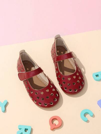 1 Pair Children's Summer Flat Sandals, Hollow Heart Vintage Red Hook And Loop Casual Leather Shoes, Cute & Versatile, Suitable For Outfits, Vacation, Flower Girl, Park Play