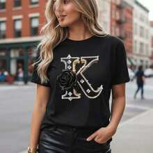 Camiseta de algodón para mujer con estampado de la letra K, diseño de rosa negra y pedrería, manga corta, cuello redondo, top casual, corte holgado, camiseta básica para uso diario, tallas S-5XL. - Negro - Ver 12