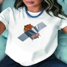 Camiseta de Talla Grande con Estampado de un Divertido Hámster Sujeto con Cinta Plateada, Manga Corta y Cuello Redondo, Color Blanco. Lavable a Máquina, Estilo Casual, Ajuste Cómodo, Diseño Moderno, Versátil para Uso Diario, Tela Suave, Estilo a la Moda S-XXXL - Blanco - Ver 1