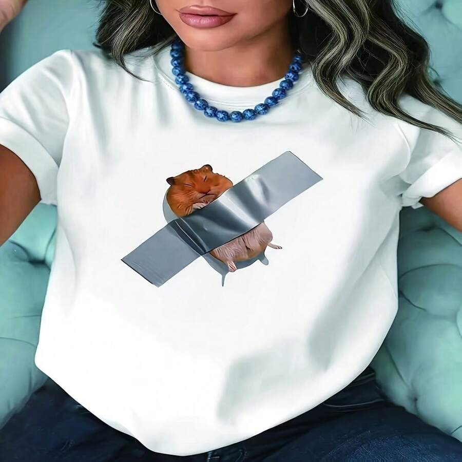 Camiseta de Talla Grande con Estampado de un Divertido Hámster Sujeto con Cinta Plateada, Manga Corta y Cuello Redondo, Color Blanco. Lavable a Máquina, Estilo Casual, Ajuste Cómodo, Diseño Moderno, Versátil para Uso Diario, Tela Suave, Estilo a la Moda S-XXXL - Blanco - Ver 1