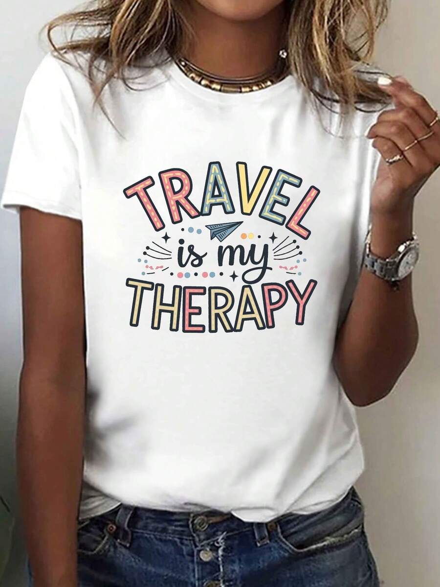 Una camiseta casual de manga corta y cuello redondo, estampada con la frase "Viajar es mi terapia", es muy adecuada para que las mujeres la usen en primavera y verano. - Blanco - Ver 1