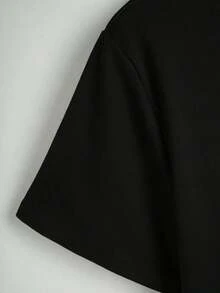 100% Pure Cotton, Breathable And Gentle On The Skin. Classic Crew Neck Design, Slim Fit, And Flattering For All Body Types. Fashionable Print With A Minimalist Style And High-Quality Finish. Unisex Design Perfect For Matching Outfits, Ideal For Everyday Wear, Dates, Leisure, And Streetwear – Versatile And Timeless. - 黑色 - 查看 3