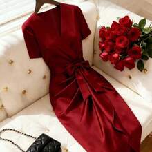 Raffinéa Vestido de mujer de satén con escote en V en color rojo picante, con volantes asimétricos en el bajo y mangas cortas, adecuado para uso diario elegante, salidas glamorosas y citas románticas - Morado - Ver 5