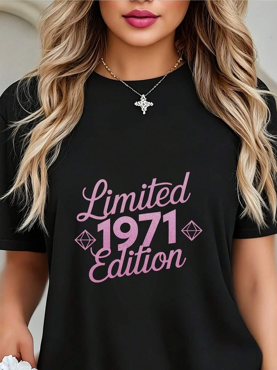 Camiseta Estampada para Mujer - Camiseta Casual Negra de Manga Corta y Cuello Redondo con Texto Edición Limitada 1971 en Cursiva Rosa. Con un Corte Relajado para Todas las Estaciones, la Elección Perfecta Tanto para el Uso Diario como para tus Atuendos de Vacaciones (Lavable aáquina). - Negro - Ver 1