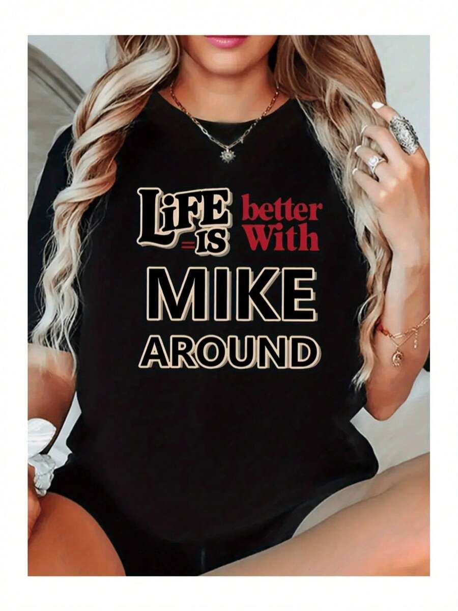 Suave, transpirable y ligero para todo el día Comodidad en tamaño grande - Camiseta Divertida de Relaciones para Mujer - La vida es mejor con Mike a mi lado. - Camiseta casual negra para uso diario - Tops Suaves para Mujer para Uso Diario - Ideas de regalos conmemorativos de cumpleaños - Tela no transparente, camiseta de mujer, camiseta con estampado divertido, material no transparente, camiseta de ajuste cómodo, estampado geométrico, camiseta ligera, camiseta de cuello redondo, ropa de pareja clásica. tripulación cuello con a relajado ajuste eso favorece todos cuerpo formas y fácil a par con jeans, pantalones cortos y leggings. - Negro - Ver 1