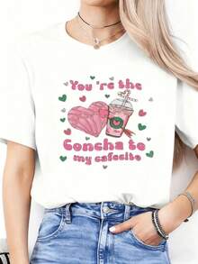 Camiseta de Mujer 100% Algodón con Diseño de Pan de Concha Rosa en Forma de Corazón, Corazones Verdes y una Taza de Café Expresando Dulce Amor - Blanco - Ver 1
