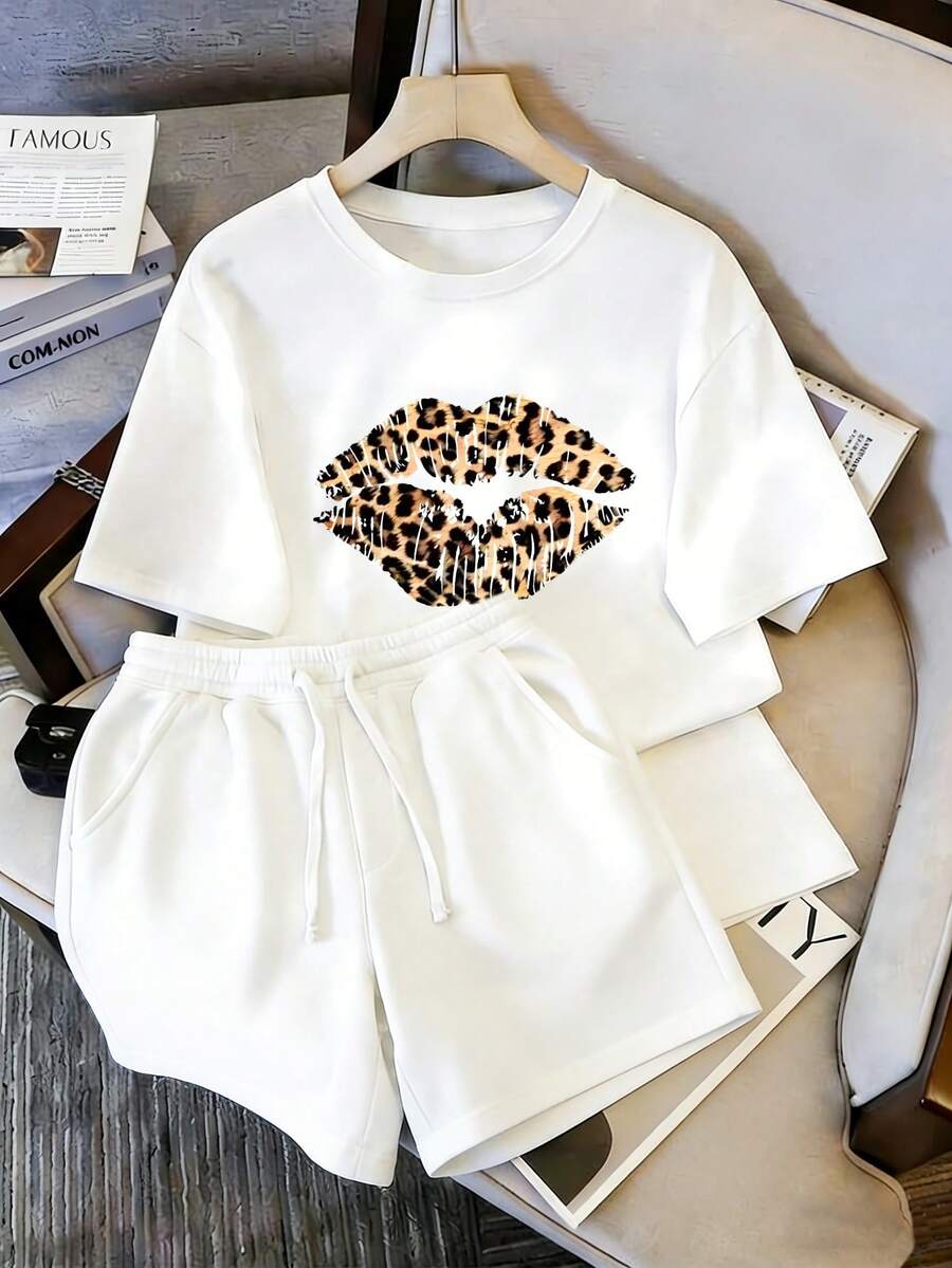 Conjunto de dos piezas para mujer, blusa con estampado de labios de leopardo con líneas blancas, estilo moderno para uso diario casual - Camiseta blanca + pantalones cortos blancos - Ver 1