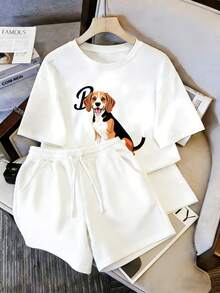 Conjunto de dos piezas para mujer, camiseta  y shorts, con estampado de perro beagle colorido y letra negra "B" en el frente de la camiseta, diseño de perro alegre y vivo, cuerpo de perro en tonos marrón, blanco y negro con letra negra sencilla, fresco y versátil, estilo casual diario - Camiseta blanca + pantalones cortos blancos - Ver 1