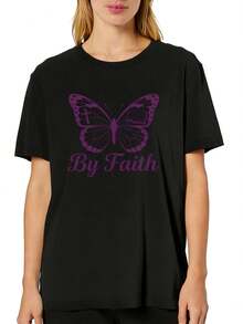 Camiseta Estampada para Mujer - Camiseta Casual de Manga Corta y Cuello Redondo en Negro con Diseño de Mariposa Morada y Texto By Faith, Corte Relajado para Todas las Estaciones, Perfecta para Uso Diario y Atuendos de Vacaciones (Lavable aáquina). - Negro - Ver 6