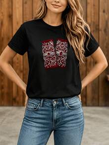 Camiseta Deportiva Casual para Mujer de Cuello Redondo - Elástica y Lavable aáquina, Confortable para Todas las Estaciones, Modelo con Mujer de Piel Clara Vestida con Camiseta Negra y Jeans Azules. - Negro - Ver 6