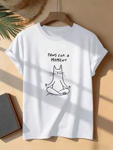 Camiseta suave de manga corta para mujer, moderna, estampada con un gato meditando y el texto PAWS FOR A MOMENT - Suave, cuello redondo, ligera y transpirable, ideal para las temporadas de primavera/verano/otoño - Blanco - Ver 2