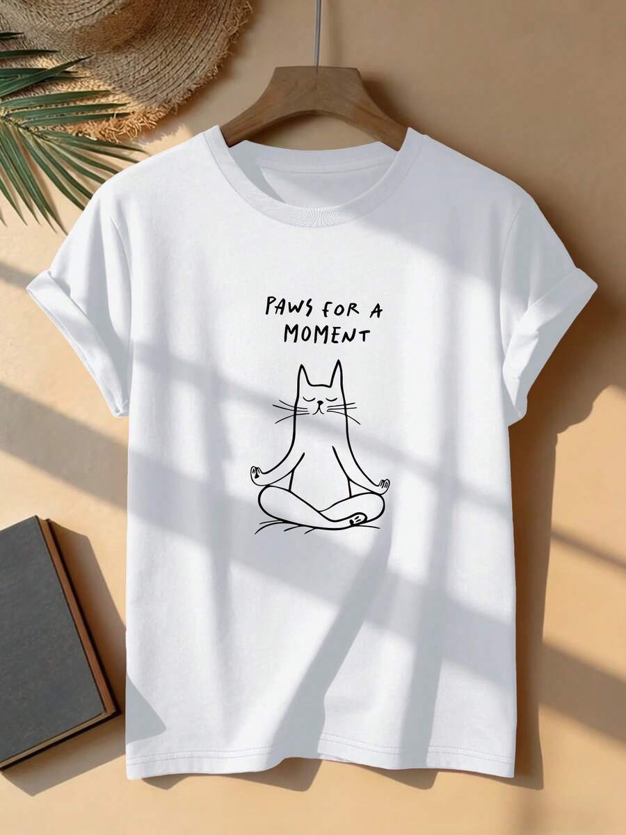 Camiseta suave de manga corta para mujer, moderna, estampada con un gato meditando y el texto PAWS FOR A MOMENT - Suave, cuello redondo, ligera y transpirable, ideal para las temporadas de primavera/verano/otoño