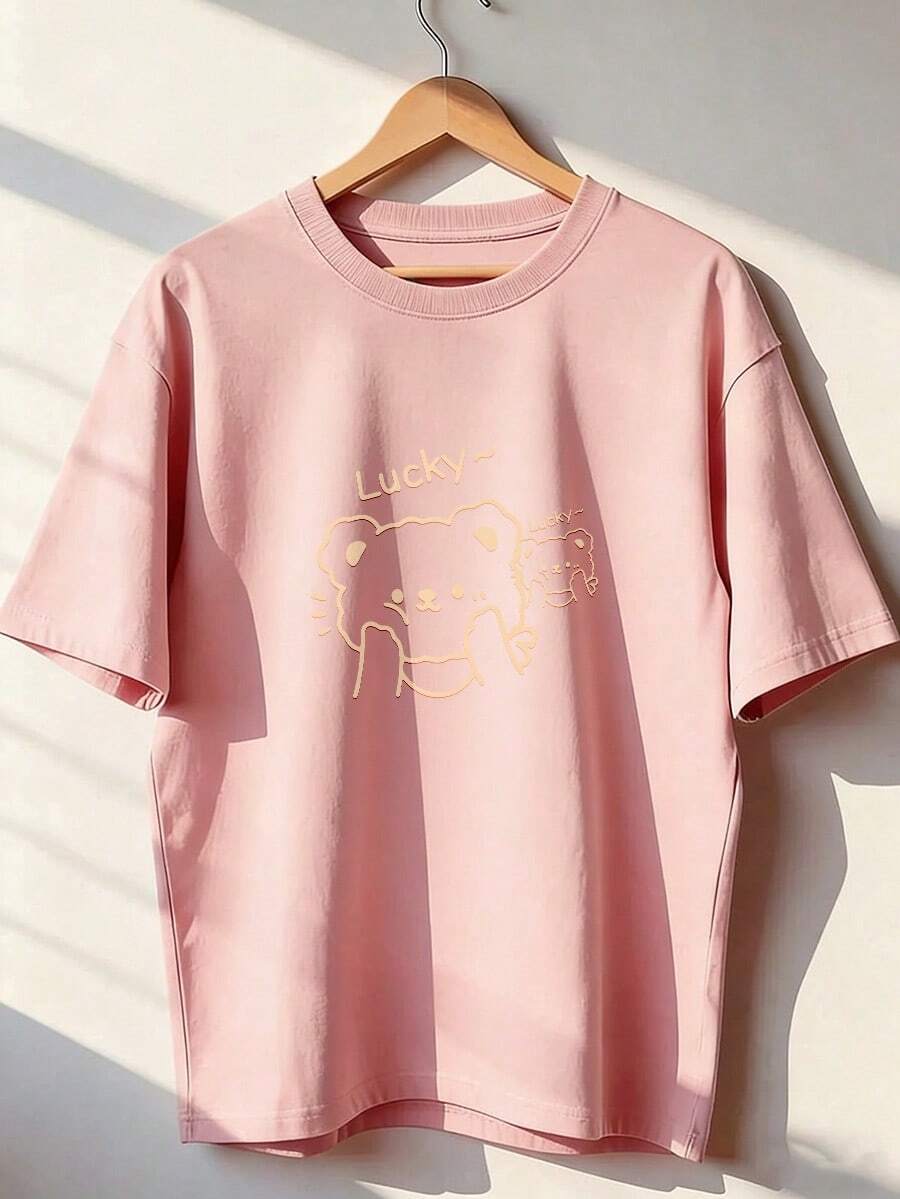 Beige Line Teddy Bear T-Shirt With "Lucky~" Text, Fashionable Short-Sleeved T-Shirt For Spring And Summer 2026, Made In Mexico, 180 Grams. Cartoon Print, Couple Design, Suitable For Indoor Or Outdoor Wear. Crew Neck, Unisex, Ideal For Office And Leisure. One-Pack. - PK-P631577SLNDXZGY655 - 查看 1