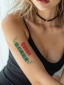 1张纹身贴纸，采用个性化的中英文字符和翅膀图案，酷炫字体，临时纹身，可水洗，PVC材质，一次性使用，防水防汗，适用于手臂、腰部、腹部、背部和腿部，不反光，逼真设计，时尚达人的理想之选，适合日常使用，可持续3-5天。 - 彩色 - 查看 5
