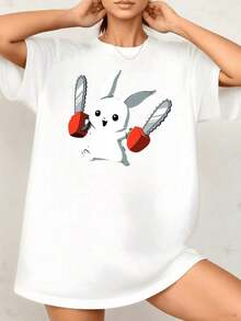 SimpieAndVersatileDesignConejo blanco con expresión alegre sosteniendo dos motosierras rojas transmitiendo energía y actitud camiseta de mujerCottonT-Shirt - Blanco - Ver 1
