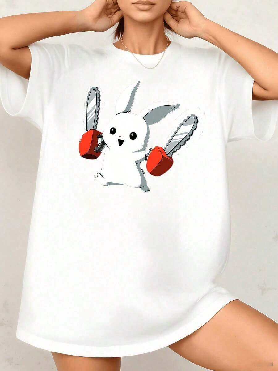 SimpieAndVersatileDesignConejo blanco con expresión alegre sosteniendo dos motosierras rojas transmitiendo energía y actitud camiseta de mujerCottonT-Shirt - Blanco - Ver 1