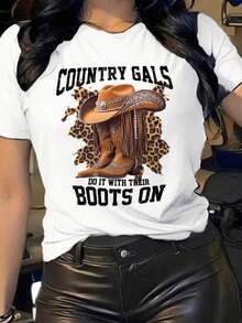 Camiseta holgada de verano para mujer con sombrero de vaquero, botas y fondo estampado de leopardo. Top versátil de manga corta para mujer, cómodo y transpirable. Diseño clásico de cuello redondo, adecuado para uso diario, citas o ropa casual. - Blanco - Ver 1