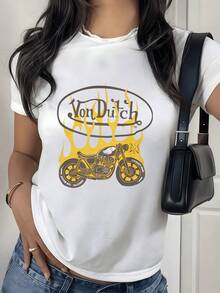 Classic Motorcycle Surrounded By Yellow Flames Symbolizing Energy, Passion, And Freedom On The Road, Accompanied By Artistic Details That Evoke Power And Movement. Modern Casual Women's T-Shirt Ideal For Everyday Wear. - 白色 - 查看 1