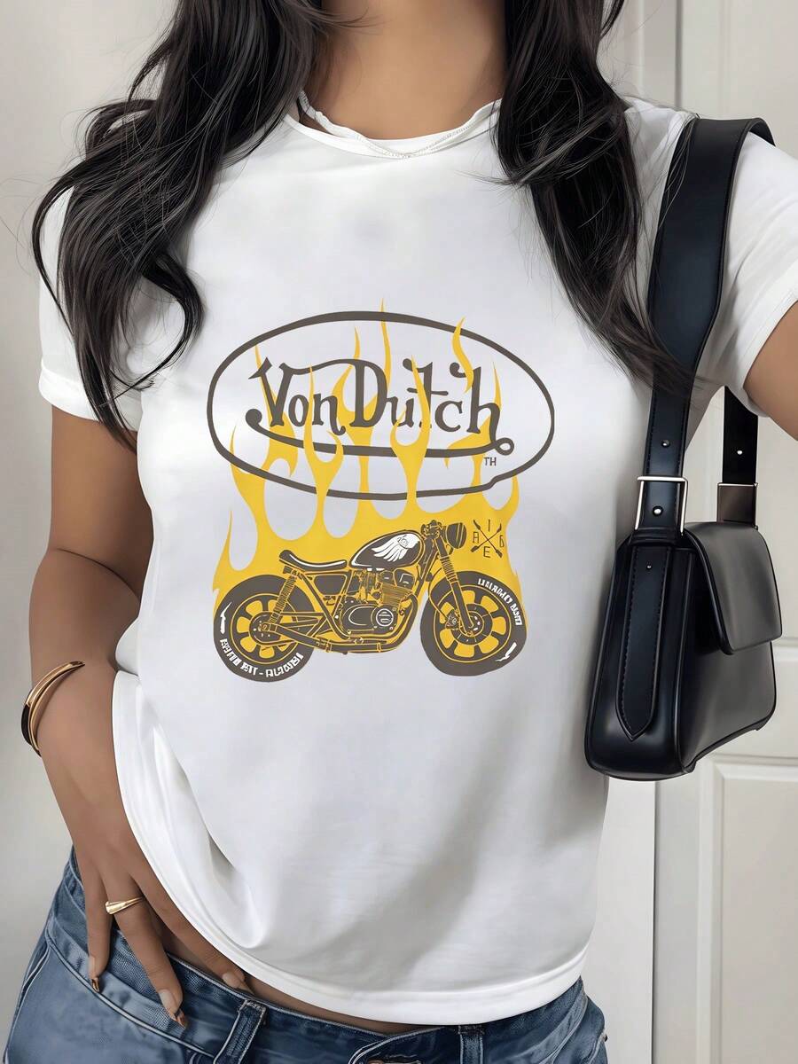 Classic Motorcycle Surrounded By Yellow Flames Symbolizing Energy, Passion, And Freedom On The Road, Accompanied By Artistic Details That Evoke Power And Movement. Modern Casual Women's T-Shirt Ideal For Everyday Wear. - 白色 - 查看 1