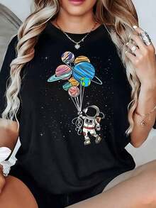 SimpieAndVersatileDesignPequeño astronauta sosteniendo globos en forma de planetas que simbolizan la libertad para explorar el universo y los sueños infinitos camiseta para mujer cómoda y moderna para uso diarioCottonT-Shirt - Negro - Ver 1