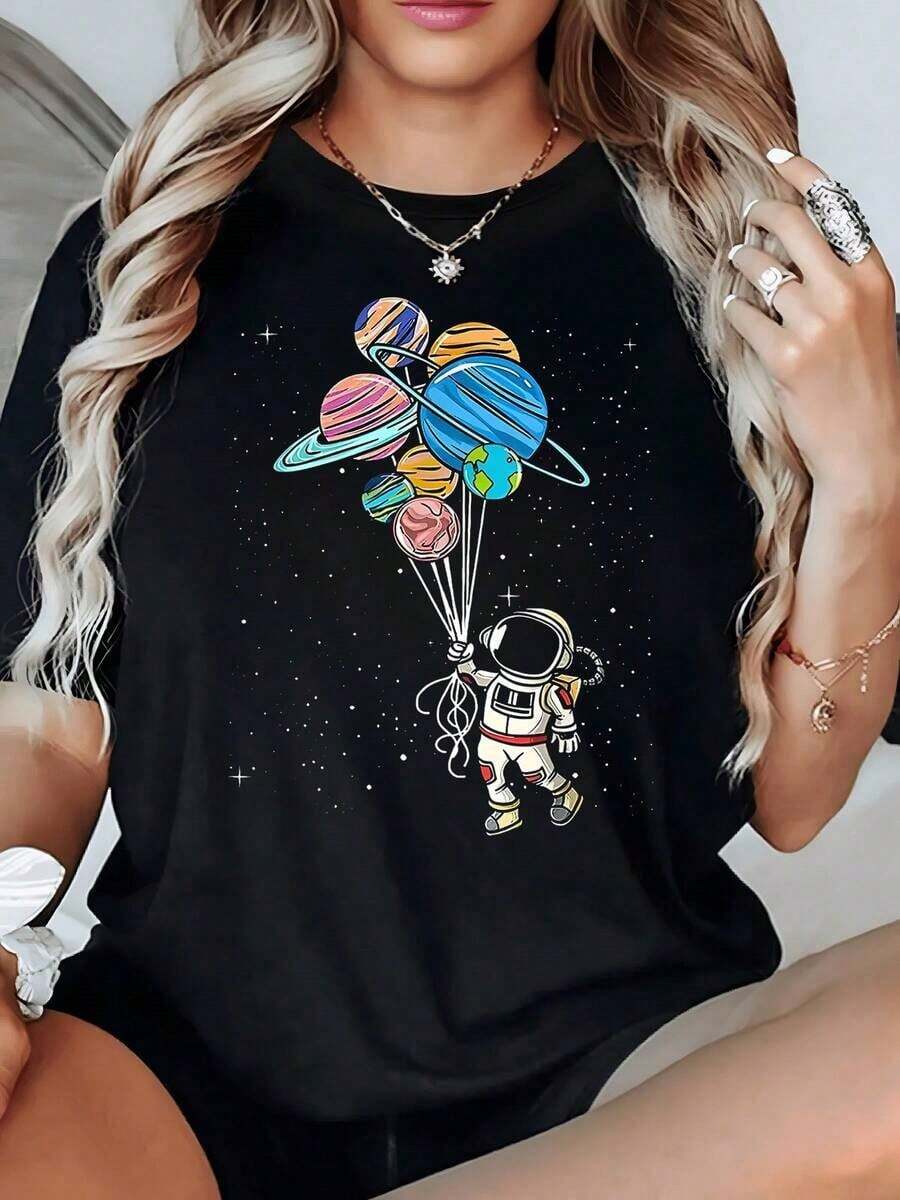 SimpieAndVersatileDesignPequeño astronauta sosteniendo globos en forma de planetas que simbolizan la libertad para explorar el universo y los sueños infinitos camiseta para mujer cómoda y moderna para uso diarioCottonT-Shirt - Negro - Ver 1