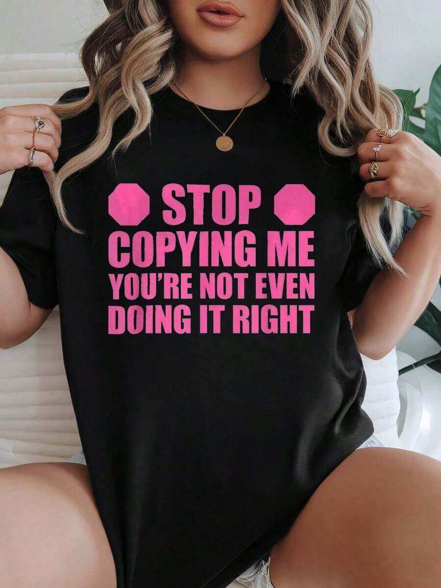 Camiseta de Mujer 2026, Corte Holgado Casual, Opciones en Blanco y Negro, Estampado con el Lema 'Stop Copying Me You're Not Even Doing It Right', Camisetas Divertidas, Tops de Verano, Camisetas Gráficas, Conjuntos de Verano, Camisetas Cortas de Mujer, Blusas para Mujer, Ropa Casual, Camisetas de Verano, Conjuntos de Verano, Camisetas Gráficas, Blusas para Mujer, Ropa Casual - Negro - Ver 1