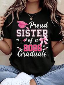 Camiseta "Hermosa Hermana de un Graduado de 2026" con Diseño de Gorro de Graduación y Lazo Rosa para Celebración de Graduación, Camiseta de Algodón Cómoda de 220g - Negro - Ver 8