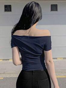 Camiseta casual de manga corta con hombros descubiertos y lazo asimétrico para mujer, top de verano sexy y minimalista chic - Azul marino - Ver 5