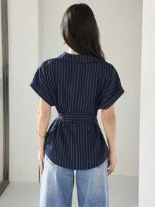 Camisa casual/de trabajo de mujer con mangas de murciélago a rayas, de un solo pecho y con cinturón de corbata - Azul - Ver 2