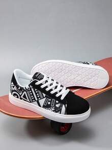 Zapatos de lona con estampado de graffiti aleatorio en blanco y negro, de estilo clásico y unisex, zapatillas de skate ligeras y casuales para todas las estaciones - Blanco y Negro - Ver 6