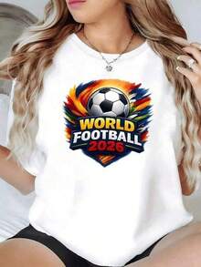 Balón de fútbol rodeado de pinceladas coloridas que simbolizan la energía y unión del deporte mundial con el año 2026 como emblema de pasión y celebración camiseta de mujer casual moderna cómoda para fanáticas del fútbol - Negro - Ver 1
