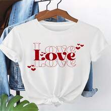 Camiseta de Mujer Extra Grande para San Valentín con Estampado de AMOR - Letras Cursivas Rojas con Recortes de Corazones, Ideal para San Valentín y Uso Diario - Blusa Casual de Manga Corta y Cuello Redondo S-XXXL - Blanco - Ver 1