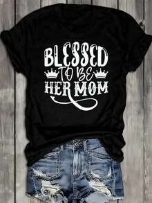 Camiseta negra de moda para mujer, con el estampado "Blessed Mom", ofrece un corte regular, es cómoda para el uso diario y tiene un estilo urbano relajado. Perfecta para salidas informales de fin de semana, esta elegante camiseta es tu elección ideal. Camiseta de manga corta cómoda y versátil. - Negro - Ver 1