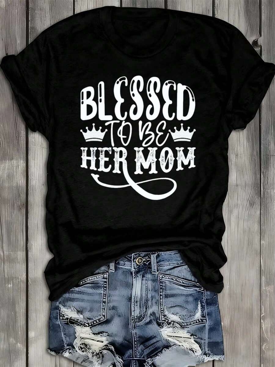 Camiseta negra de moda para mujer, con el estampado "Blessed Mom", ofrece un corte regular, es cómoda para el uso diario y tiene un estilo urbano relajado. Perfecta para salidas informales de fin de semana, esta elegante camiseta es tu elección ideal. Camiseta de manga corta cómoda y versátil. - Negro - Ver 1