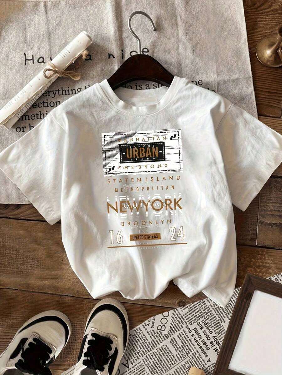 Camiseta Gráfica Manhattanfamous - NYC de Soft Urban Brand para Mujer, Manga Corta, Cuello Redondo, Estilo Casual, Colección Primavera/Verano, Blanca con Estampado Amarillo y Negro, Corte Relajado para Atuendo Informal, Camiseta Versátil| Camiseta de Mujer| Stylish Letter Print, blusa casual mujer,playeras de mujer algodon - Blanco - Ver 1