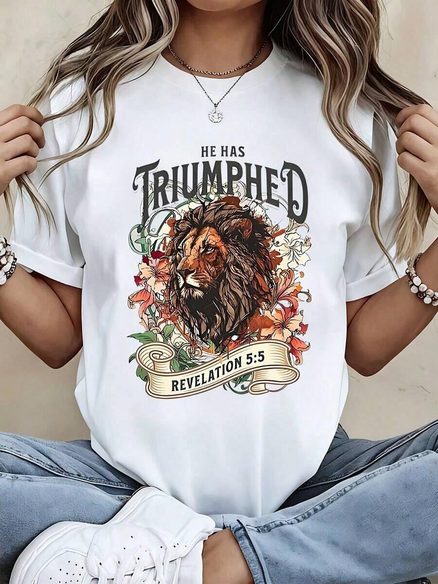 Fashionable Women's T-Shirt With Lion And Flower Design, Featuring The Phrase 'He Has Triumphed' From Revelation 5:5. Graphic T-Shirt With Christian Bible Verse For Casual Wear, Church Wear, And Everyday Activities. Suitable As A Gift. Women's T-Shirt. Elegant Blouses. Boho Chic. Soft, Breathable, And Comfortable Women's Top, Ideal For Spring, Summer, And Autumn, Perfect For Vacations, Travel, And Everyday Wear. - 白色 - 查看 1