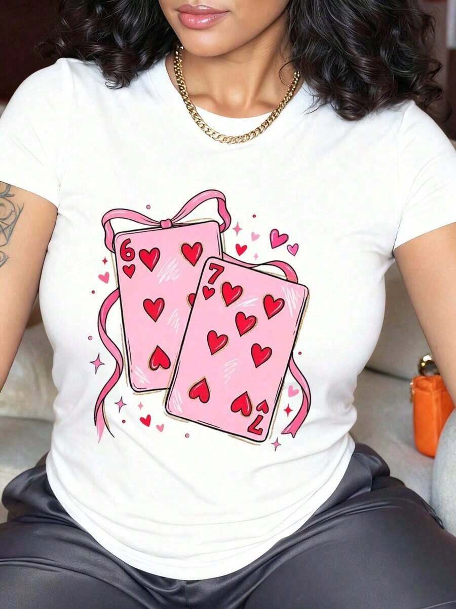 Limited Time Offer, Limited Quantity Available, Lightning, Women's Shirts, Women's T-Shirts. Fun Short-Sleeved T-Shirt With A Round Neck And A Print Of The Six And Seven Of Hearts From A Deck Of Cards. Casual And Versatile, It's A Great Gift Choice For A Romantic Date. - 白色 - 查看 1