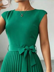 2026 Nuevo vestido de verano de unicolor elegante y casual con cintura anudada y pliegues, para playa/fiesta, vestido elegante verde con pliegues de longitud media para mujer, vestido casual de verano de manga corta, cuello redondo y cintura, corte evasé - Verde - Ver 7