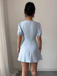 Vestido corto verano 2026 estilo francés europeo, cuello V, manga abullonada, cintura alta con lazos, tejido jacquard, corte A - Azul - Ver 2