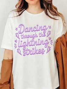 T-TAYLORSS SWIFTS Long Live Grafik-T-Shirt, "Dancing Through The Lightning Strikes"-Buchstabendruck, Taylor-inspiriertes T-Shirt, Geschenk für mentale Gesundheit - Weiss - Übersicht 6