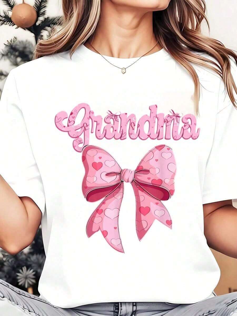 Soft, Breathable, And Lightweight For All-Day Comfort. Women's Crew Neck T-Shirt In Granny Pink With A Bow And Heart Print, Ideal For Everyday Casual Wear And Christmas Holidays. 220g. Classic Neckline With A Relaxed Fit That Flatters All Body Types And Is Easy To Pair With Jeans, Shorts, And Leggings. - 白色 - 查看 1