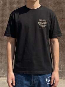 Camiseta de verano casual para hombre FRACTYR, estampado de grafiti con el mensaje "Dios nunca te fallará", patrón de letras inspiradoras, corte relajado y transpirable, unicolor, top casual - Negro - Ver 4